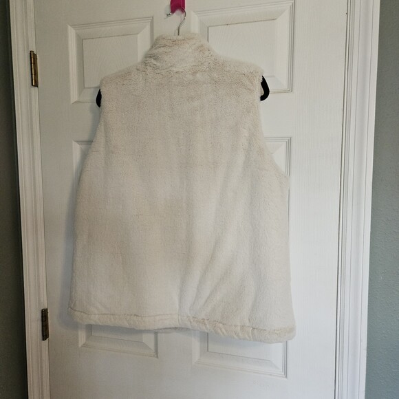 White Winter Vest **See photos for measurements** Large -XL - Picture 11 of 12